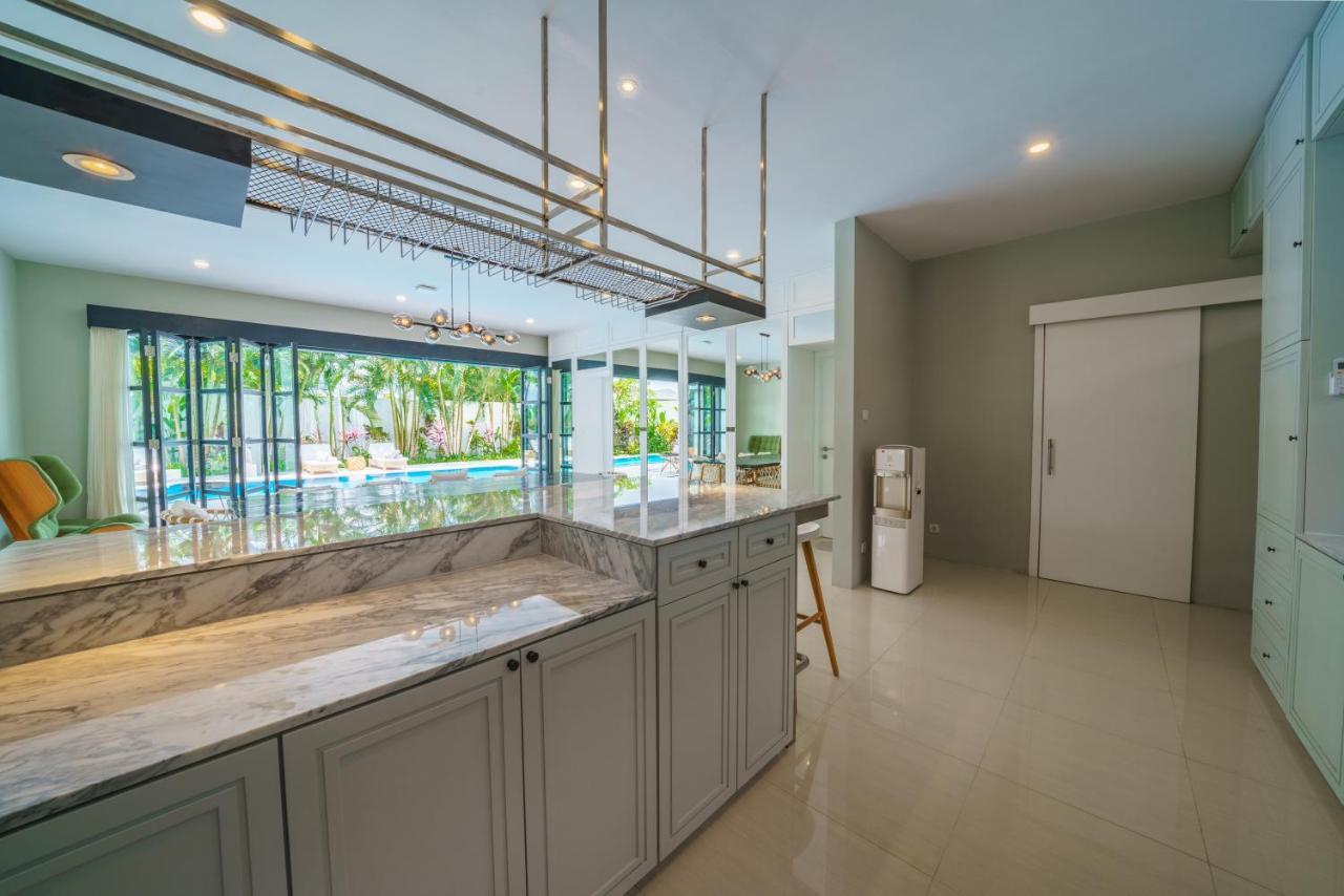 Villa Okenada - Modern 5-Bedroom Pool Villa In Berawa! Canggu Exteriör bild